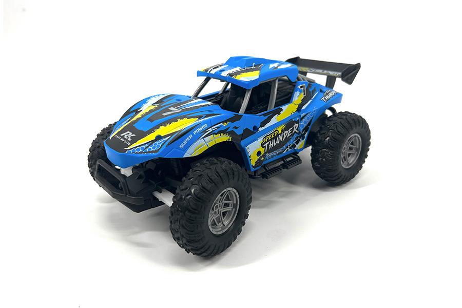 Blauwe bestuurbare speelgoedauto met 4 x 4 aandrijving en gele details op een witte achtergrond..
