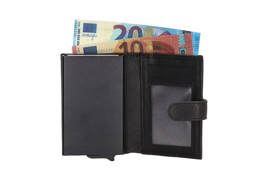 Zwarte portemonnee met briefgeld erin