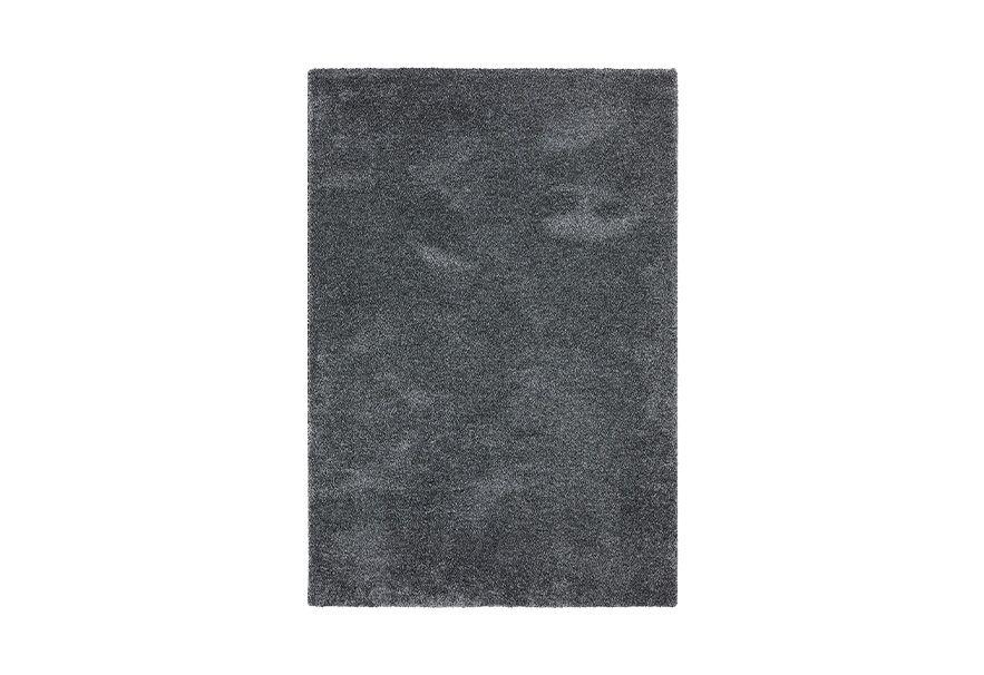 Donker grijskleurig laagpolig vloerkleed op een witte achtergrond.