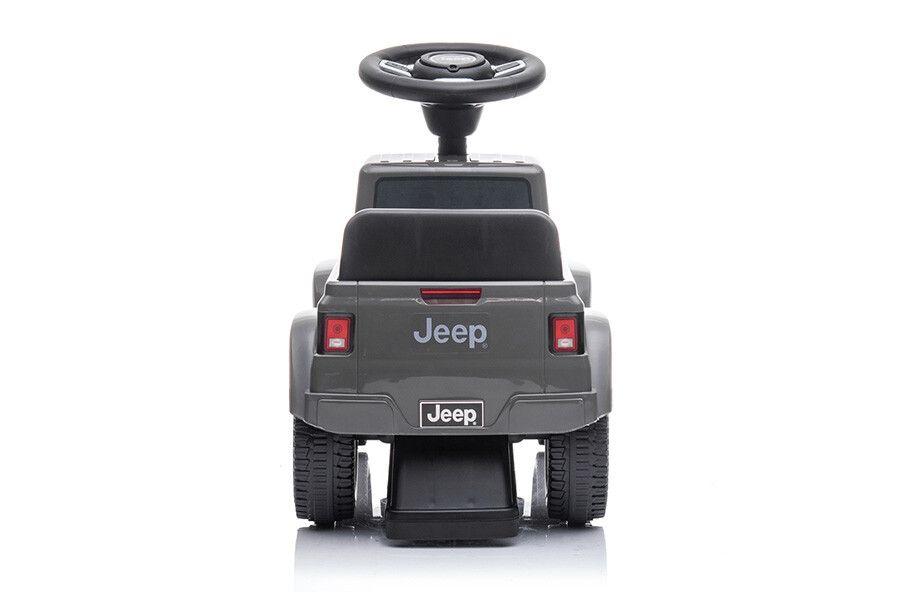 Een speelgoedauto voor kinderen waarop ze kunnen zitten in een grijs Jeep model - achteraanzicht