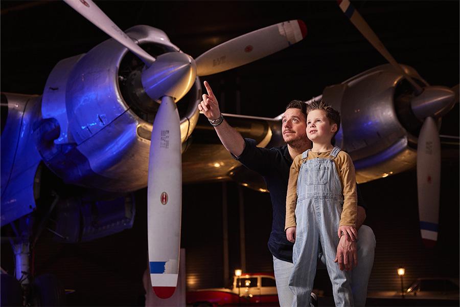 Vader en zoon in luchtvaartmuseum Aviodrome