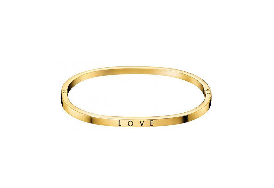 goudkleurige armband met het woord love erop geschreven