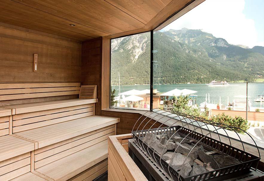 lege sauna uitzicht op meer en bergen