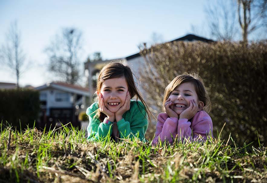 kinderen in gras lachend
