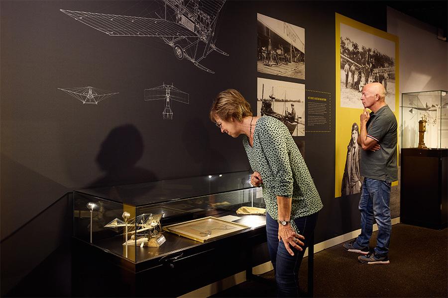 Man en vrouw aan het rondkijken in een vliegtuigmuseum