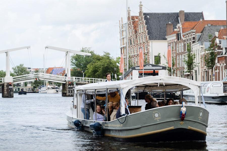 Rondvaart incl. kaasfondue en onbeperkt drinken in Haarlem