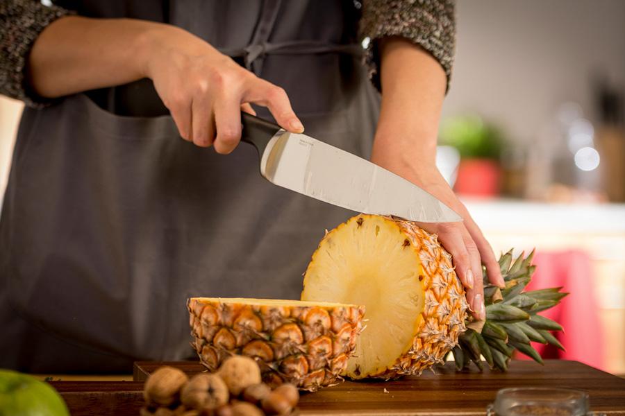 ananas doorsnijden met chefmes