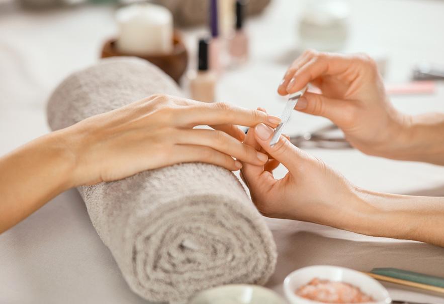 Manicure behandeling met gellak bij Amore Nails in Hoorn