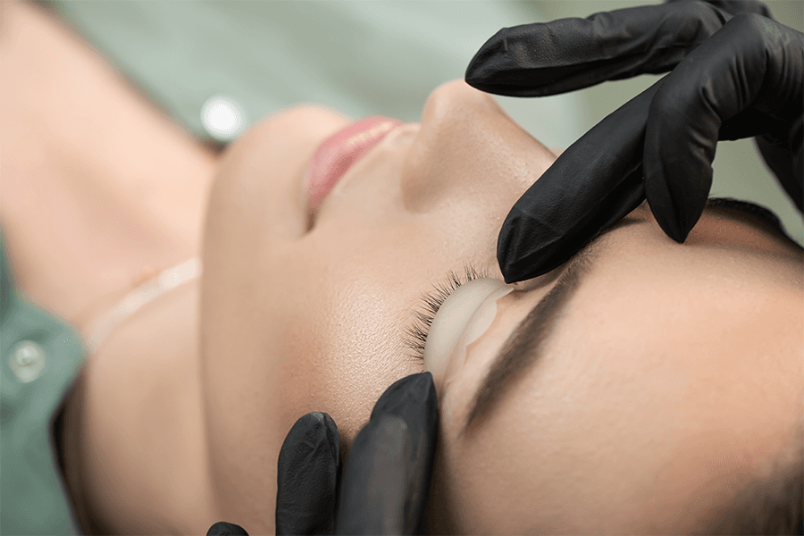 Wenkbrauwbehandeling met Henna of wimperliftbehandeling in Oostwoud