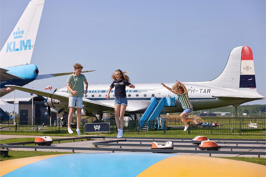 Kinderen op een groot springkussen op een landingsbaan