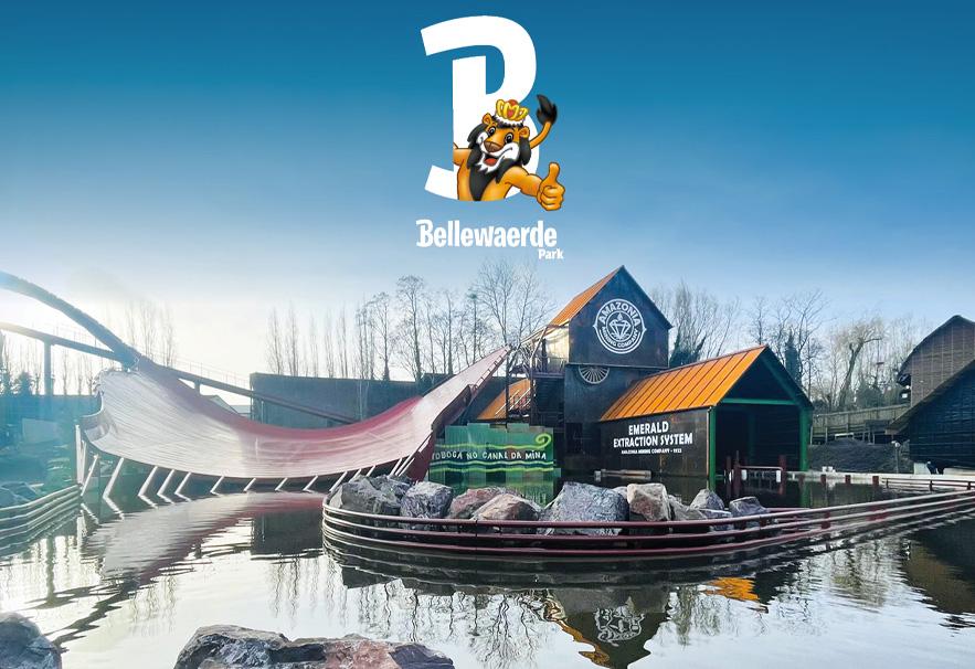 Waterattractie in een amusementparkt met logo van Bellewaerde met een witte B en een leeuw er op