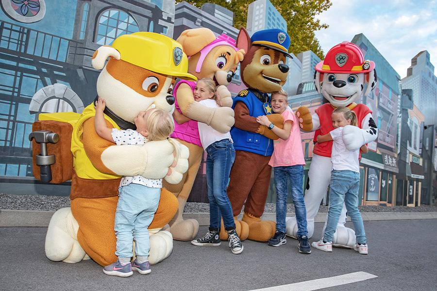 Kinderen die PAW Patrol karakters knuffelen in Movie Park Germany