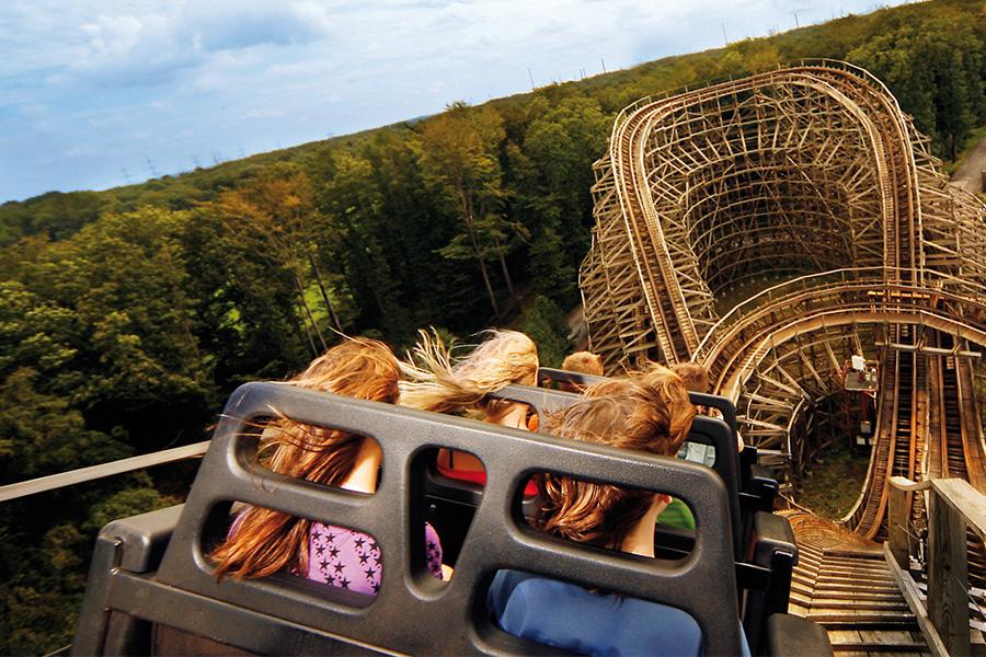 Achteraanzicht van een achtbaankarretje in een houten achtbaan