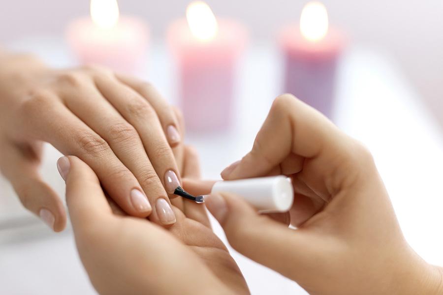 Manicure behandeling met gellak bij Amore Nails in Hoorn