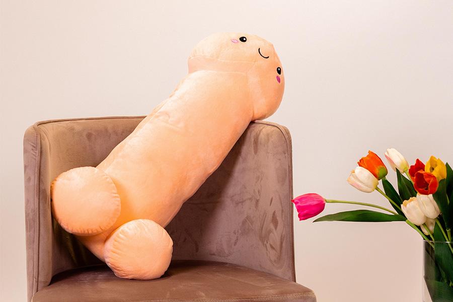 knuffel penis liggend op een stoel met tulpen