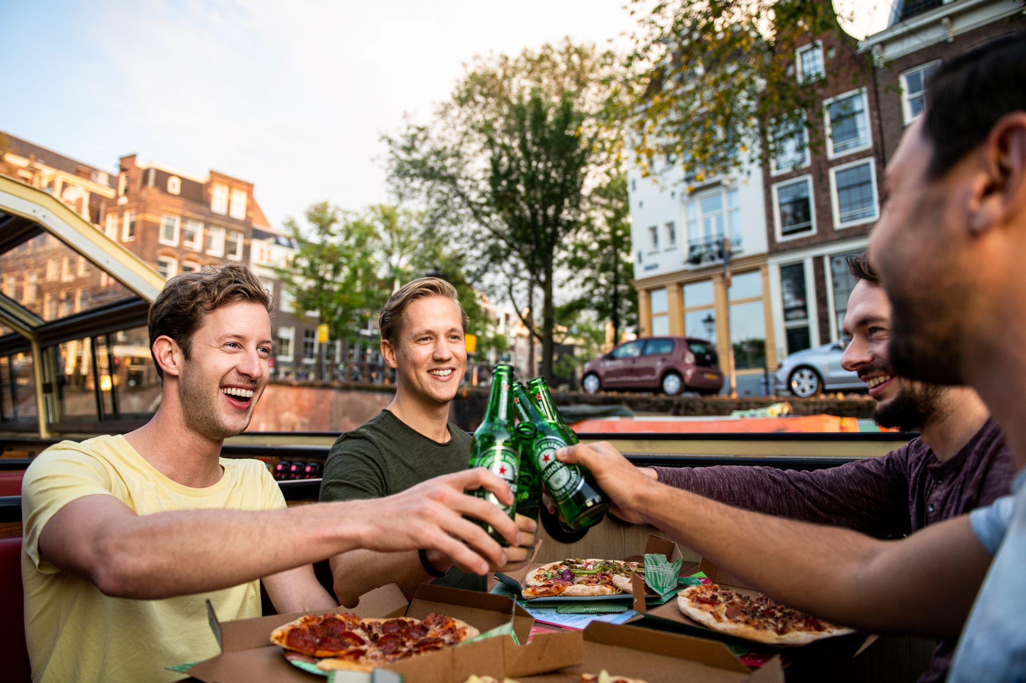 Pizza Cruise door Amsterdam met pizza en drankjes