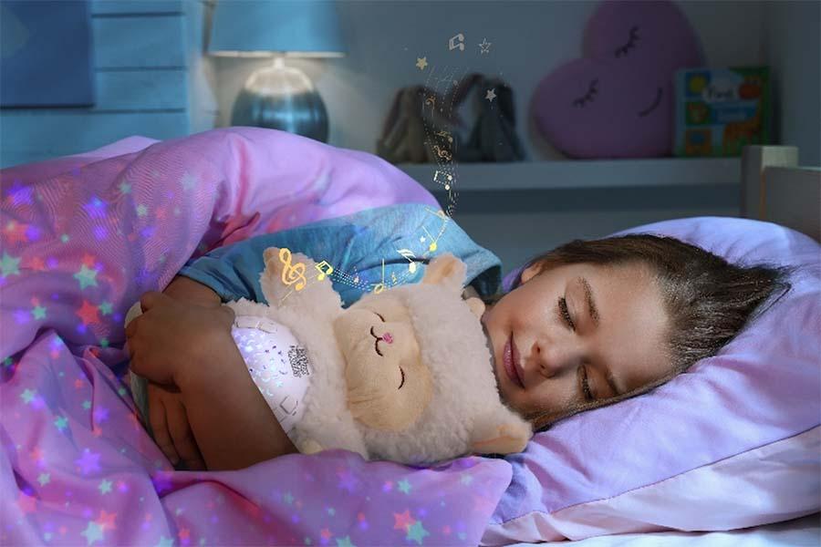 meisje in bed met knuffelschaap