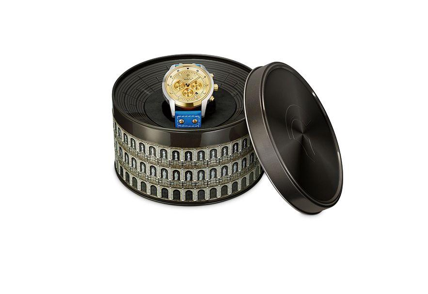 Goud met blauw horloge in een zwart doosje in de vorm van het Colosseum