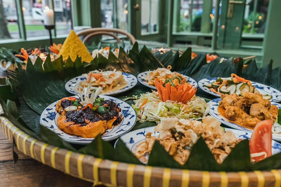 Indonesische rijsttafel als lunch bij Indrapura in Amsterdam