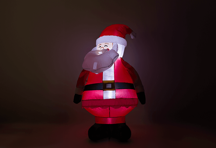 verlichte opblaasbare kerstman donkere achtergrond