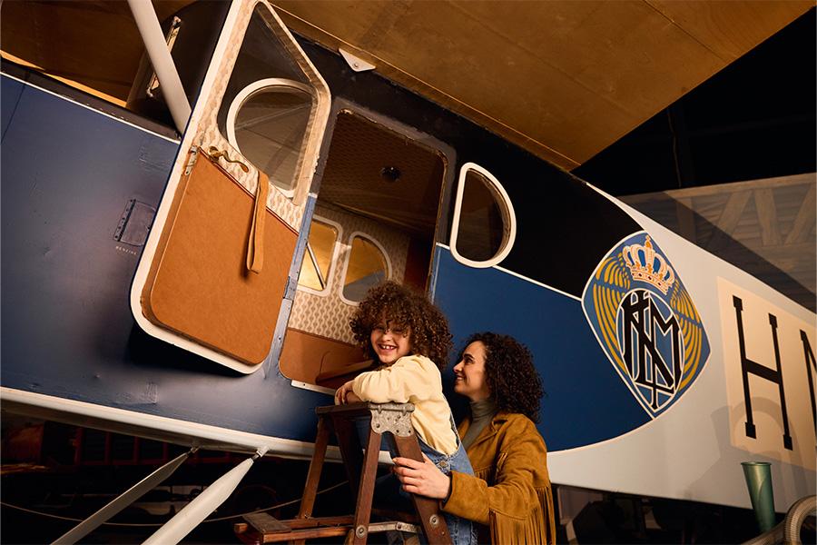 Gezin in museum kijkend naar de binnenkant van een vliegtuig