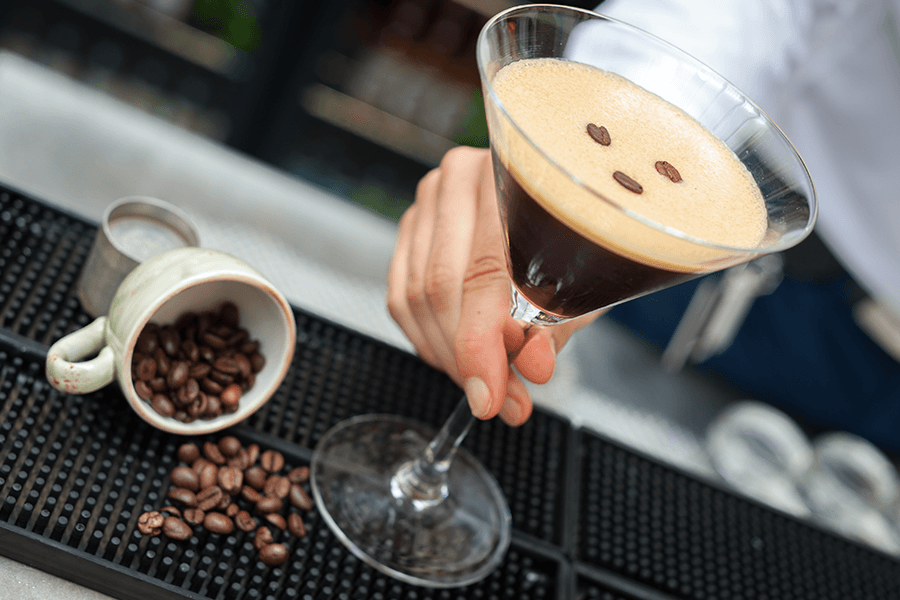 Espresso martini met glas en koffiebonen
