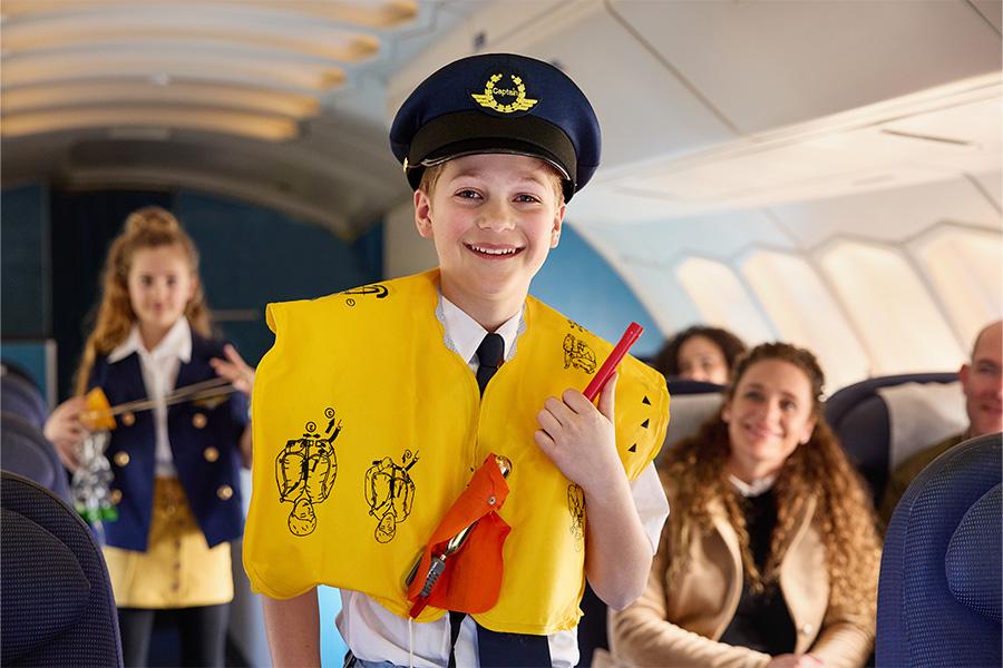 Kinderen verkleed als steward in een vliegtuig