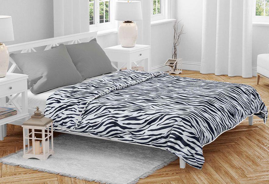 Dekbed met zebraprint op bed in kamer